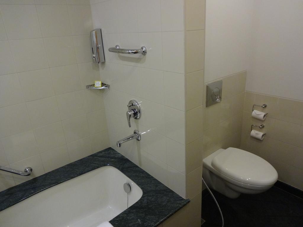Lemon Tree Hotel, Gachibowli, Хайдарабад Номер фото
