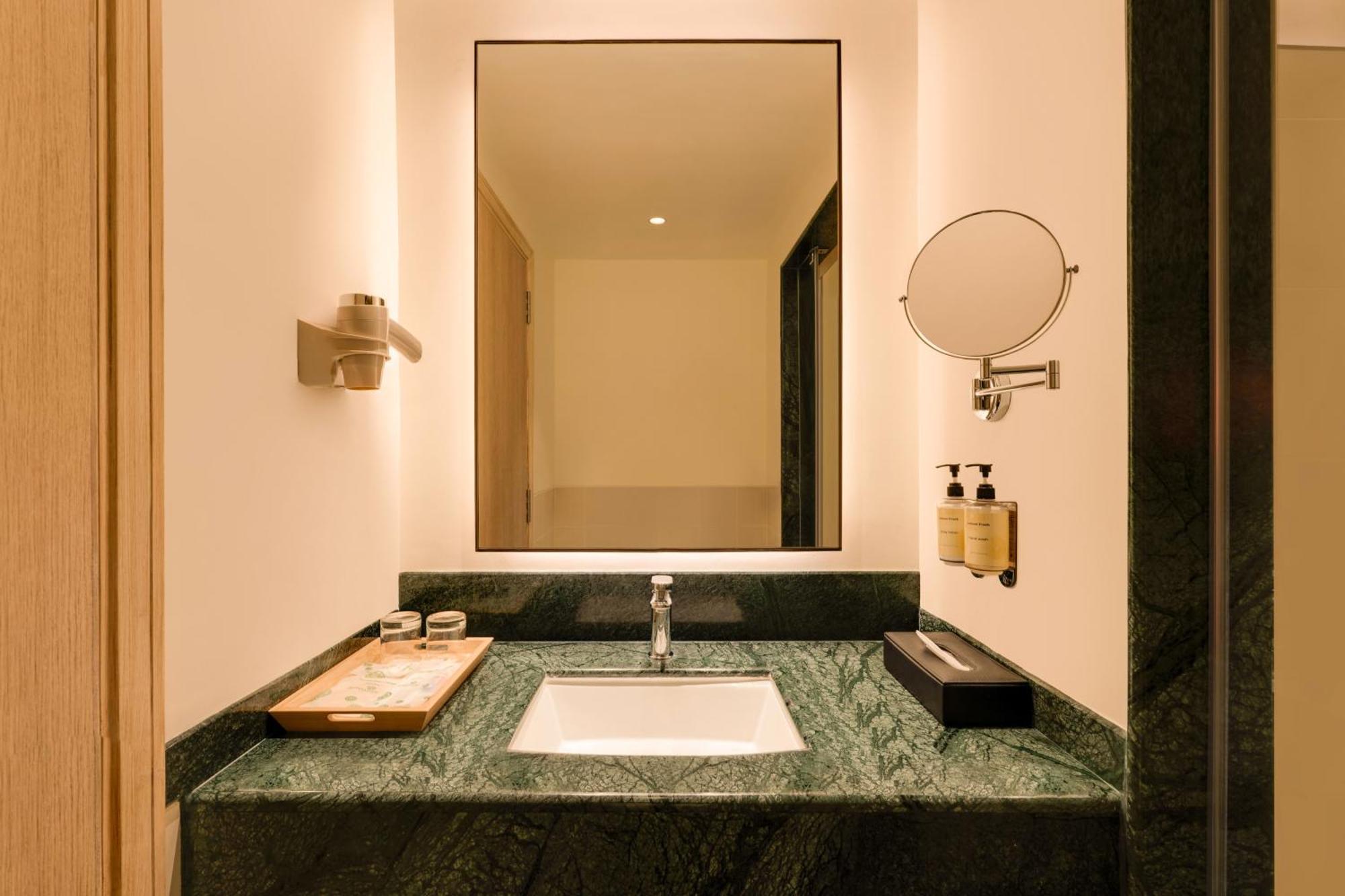 Lemon Tree Hotel, Gachibowli, Хайдарабад Экстерьер фото