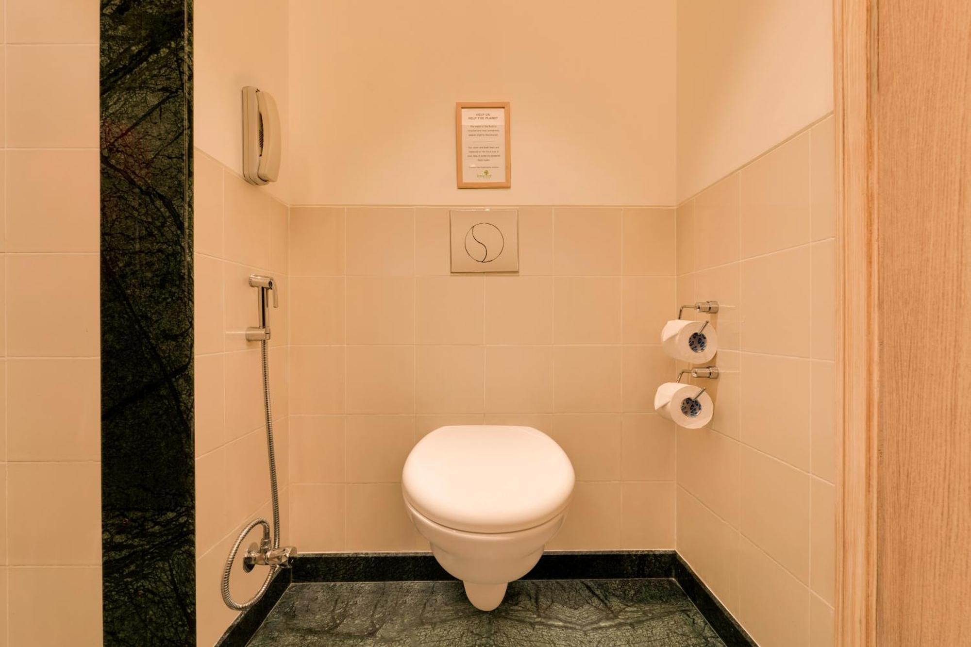 Lemon Tree Hotel, Gachibowli, Хайдарабад Экстерьер фото