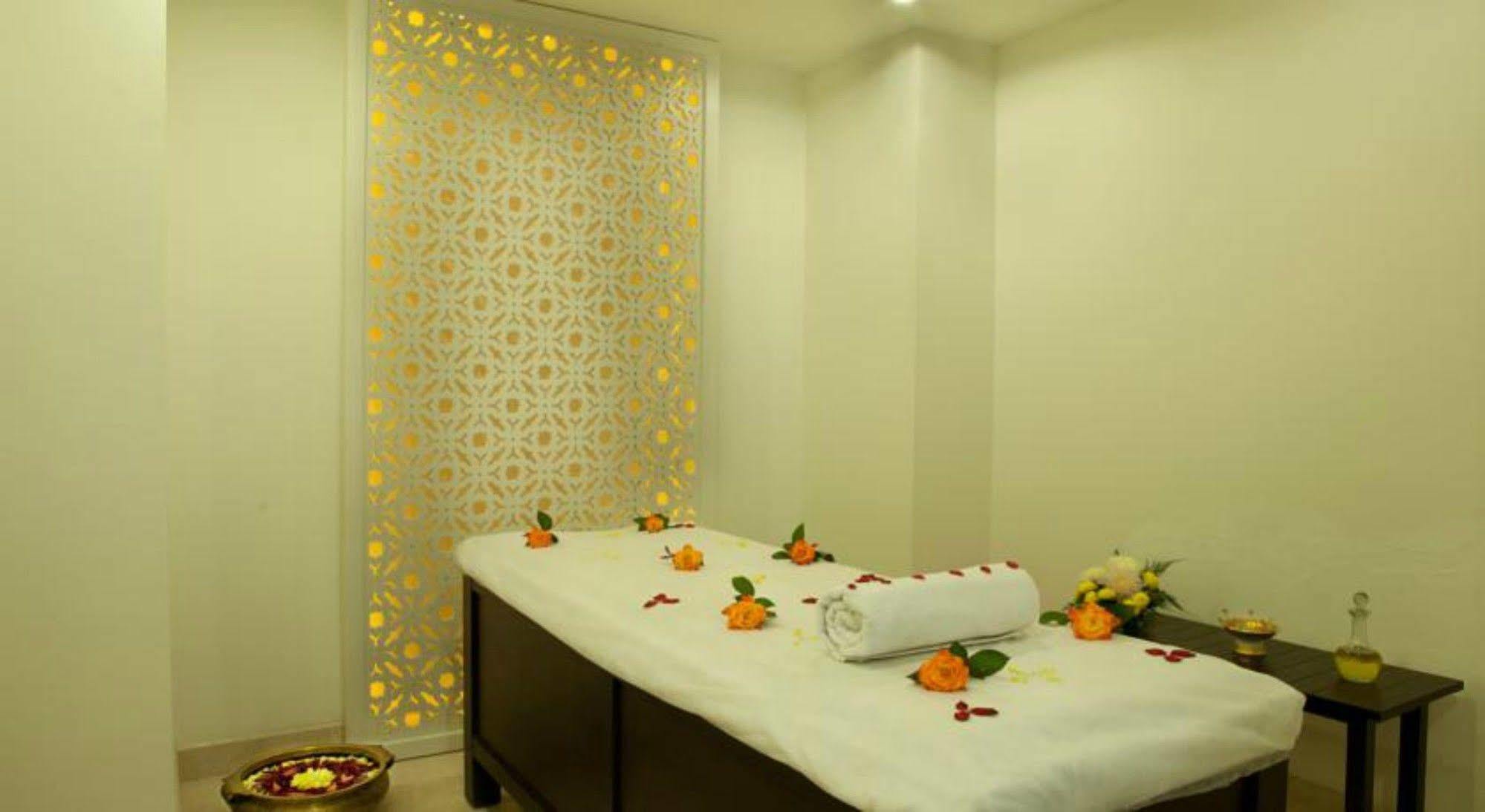 Lemon Tree Hotel, Gachibowli, Хайдарабад Экстерьер фото