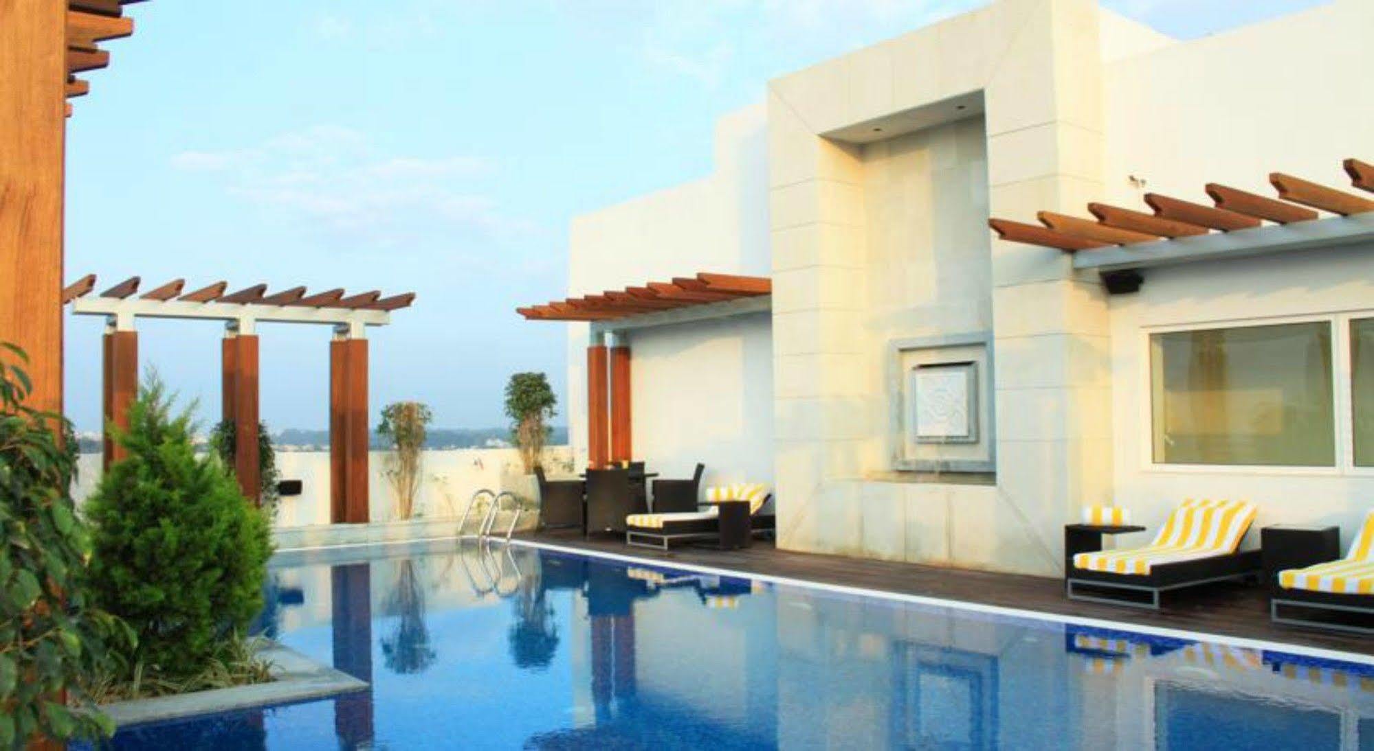 Lemon Tree Hotel, Gachibowli, Хайдарабад Экстерьер фото